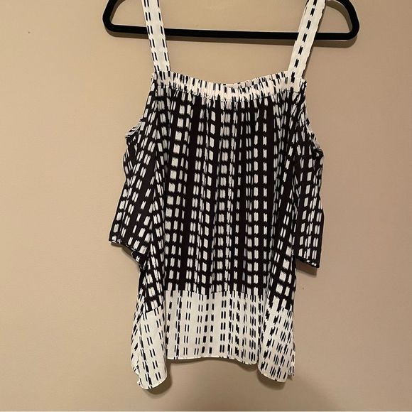 Vince Camuto Tops - Vince Camuto Black and White Patterned Tank Top Blouse; Sz M